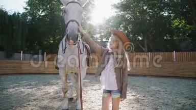 漂亮的<strong>女孩子</strong>在一个地区上穿着友好的白马。 4K