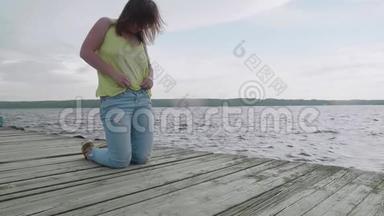 女孩跪着在木墩上调整衣服