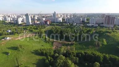 莫斯科卢日尼基体育场旁河和公园的无人机拍摄