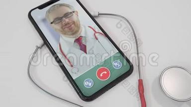 医生`用附加听诊器呼叫智能手机。 远程医疗或现代安全远程医疗服务