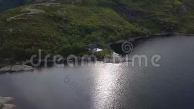 斯堪的纳维亚的房子在湖边，清澈的<strong>纯净水</strong>