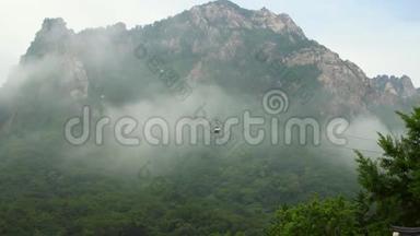 韩国Seoraksan国家公园的缆车。 缆车将游客抬到山上