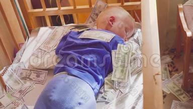 睡觉的婴儿和<strong>掉钱</strong>。 概念意外财富。