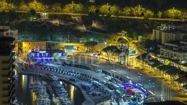 摩纳哥蒙特卡洛的城市景观，夜间时间与游艇和交通在路堤上。