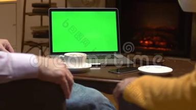 绿屏模拟笔记本电脑在桌子上。
