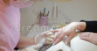 美甲师用塑料指甲锉将指甲锉削。