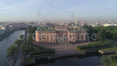 俄罗斯圣彼得堡的圣迈克尔`城堡空中视频。 早晨，柔和的灯光。