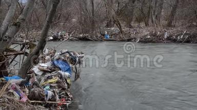 环境污染。 漂浮在污染河流中的塑料袋，瓶子，垃圾和垃圾.. 垃圾和水中的废物。 重科