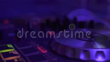 DJ音响控制台，用于在迪斯科俱乐部将音乐与彩色灯光混合在一起。 关闭DJ调音台播放器和