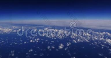 蓝天和来自飞机的云彩，实时4K