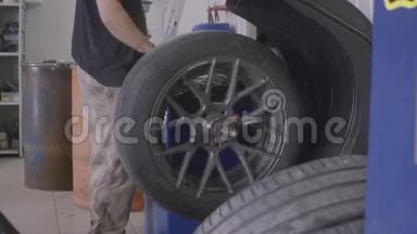 安装轮胎后人平衡车轮