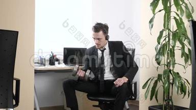 在办公室里工作，穿西装的人在办公室里坐着，在办公室里讲话时锻炼肱二头肌