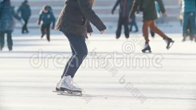 俄罗斯滑冰运动员少女在公共溜冰场熟练滑冰的肖像