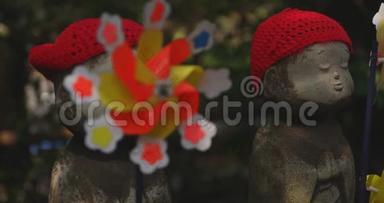 东京白天戴红帽子的女神像守护者