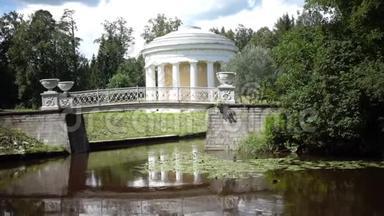友谊之庙是巴甫洛夫斯克公园的圆形亭子，古时风格鲜明. 它建在一个拐弯处