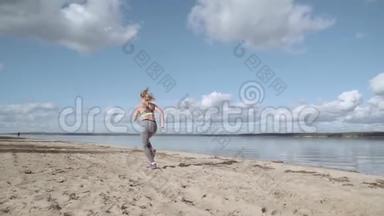 话题中的女孩沿着沙滩<strong>奔跑</strong>。 那个女孩在逃跑。 一个年轻的女孩沿着海岸<strong>奔跑</strong>。 慢动作