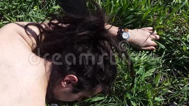 一个长着可怕的脸躺在草地上的白人