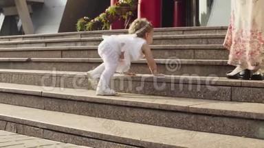 小女孩爬上台阶