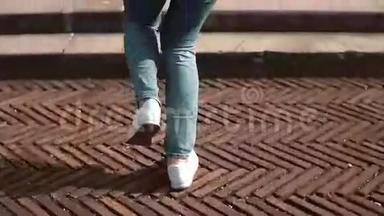 女游客在意大利罗马的台阶上奔跑，并在智能手机上拍摄康斯坦丁拱门竞技场的照片。 慢动作。