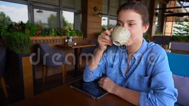 格拉德登的女人喝茶，坐在餐馆里，慢吞吞地吃着药片。