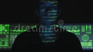 程序员黑客用计算机、二进制代码<strong>投影</strong>和背景动画看相机。