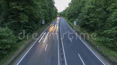 高速公路A37和交通在黄昏，<strong>时间</strong>流逝射击。 德国。 下萨克森。