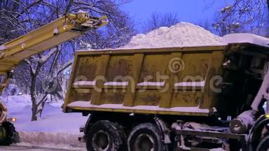 特写专门的雪坑把雪卸到<strong>卡车上</strong>。 雪犁<strong>在</strong>户外。