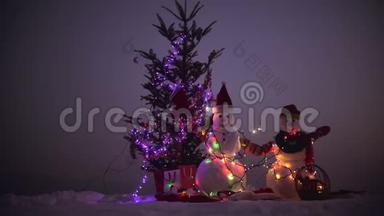 圣诞装饰-雪人用冷杉枝和彩灯装饰