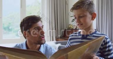 父亲和儿子在家读故事书