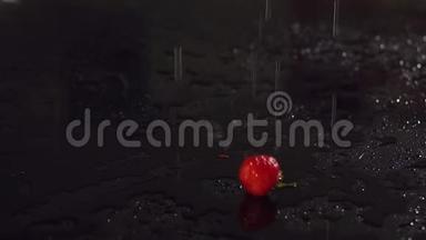 草莓落在潮湿的黑色表面，缓慢的mo..