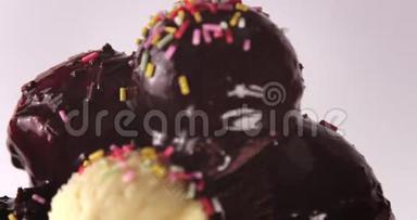 巧克力覆盖的冰淇淋球的特写和彩色装饰落在上面