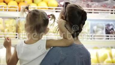 母亲带着小女儿在超市购物