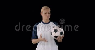 女人在踢足球