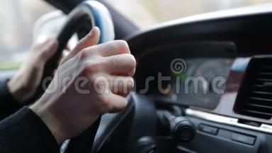 `人骑车时把手放在方向盘上