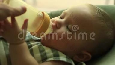 婴儿从瓶子里吃牛奶