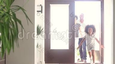 快乐的非洲女孩和父母一起跑进新房
