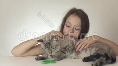 美丽开朗的少女与猫玩绿色坐立不安旋转在白色背景股票录像视频