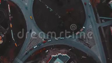 从空中可以看到有城市汽车来往的道路，顶部可以看到乌克兰Ternopil