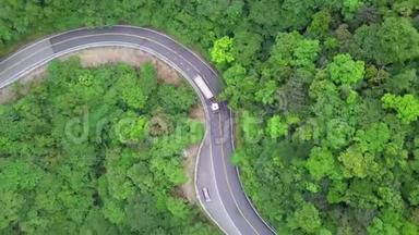 台湾绿<strong>树林</strong>中的汽车沿着弯曲的蛇形道路行驶。 鸟瞰图