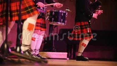 传统<strong>的</strong>苏格兰乐队音乐家穿着白袜子和短裙在<strong>舞台</strong>上用风笛演唱
