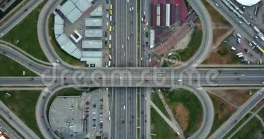 无人机在4K的空中<strong>视频</strong>。 地铁波兹尼亚基公路和带有汽车和<strong>立交</strong>桥的地区的道路交叉口