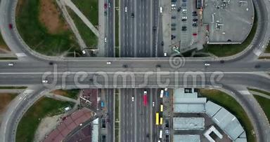 无人机在4K的空中<strong>视频</strong>。 地铁波兹尼亚基高速公路和带有汽车和<strong>立交</strong>桥的地区的道路交叉口