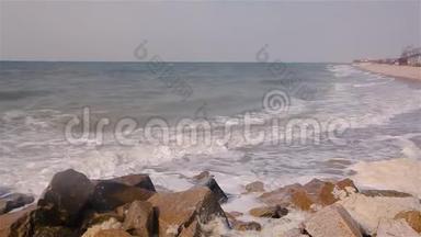 海浪在海边的岩石上破碎，海浪沿着海岸翻滚，暴风雨前的天气