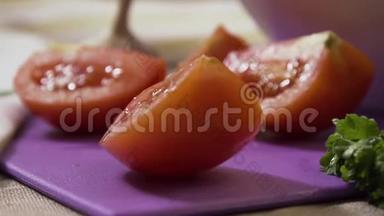 切片番茄落在砧板上，超慢动作.. 在木桌上掉落的番茄切片