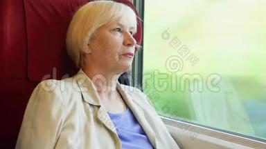 高级金发女人在高速国际列车上放松。 很高速。 <strong>轻微</strong>的自然震动