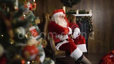 圣诞老人用玩具和灯在圣诞树附近拉出旧的<strong>红绸相册</strong>