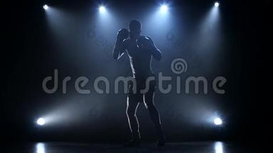 运动员训练成为拳击冠军。 剪影慢动作