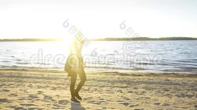 海普斯特女孩随着<strong>节奏</strong>跳舞，在海滩上随着<strong>旋律</strong>