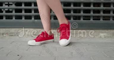 穿红色运动鞋的女人做运动