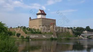 八月日，纳瓦河两岸赫尔曼城堡的景色。 爱沙尼亚